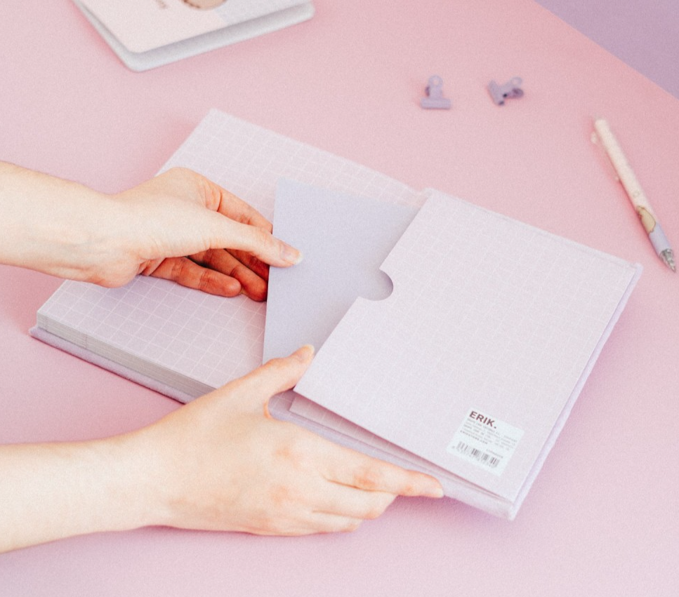 CADERNO PREMIUM A5 TAPA FELPA PUSHEEN MOMENTS