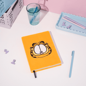 Caderno A5 Premium Garfield pelúcia - Papelaria Encantada