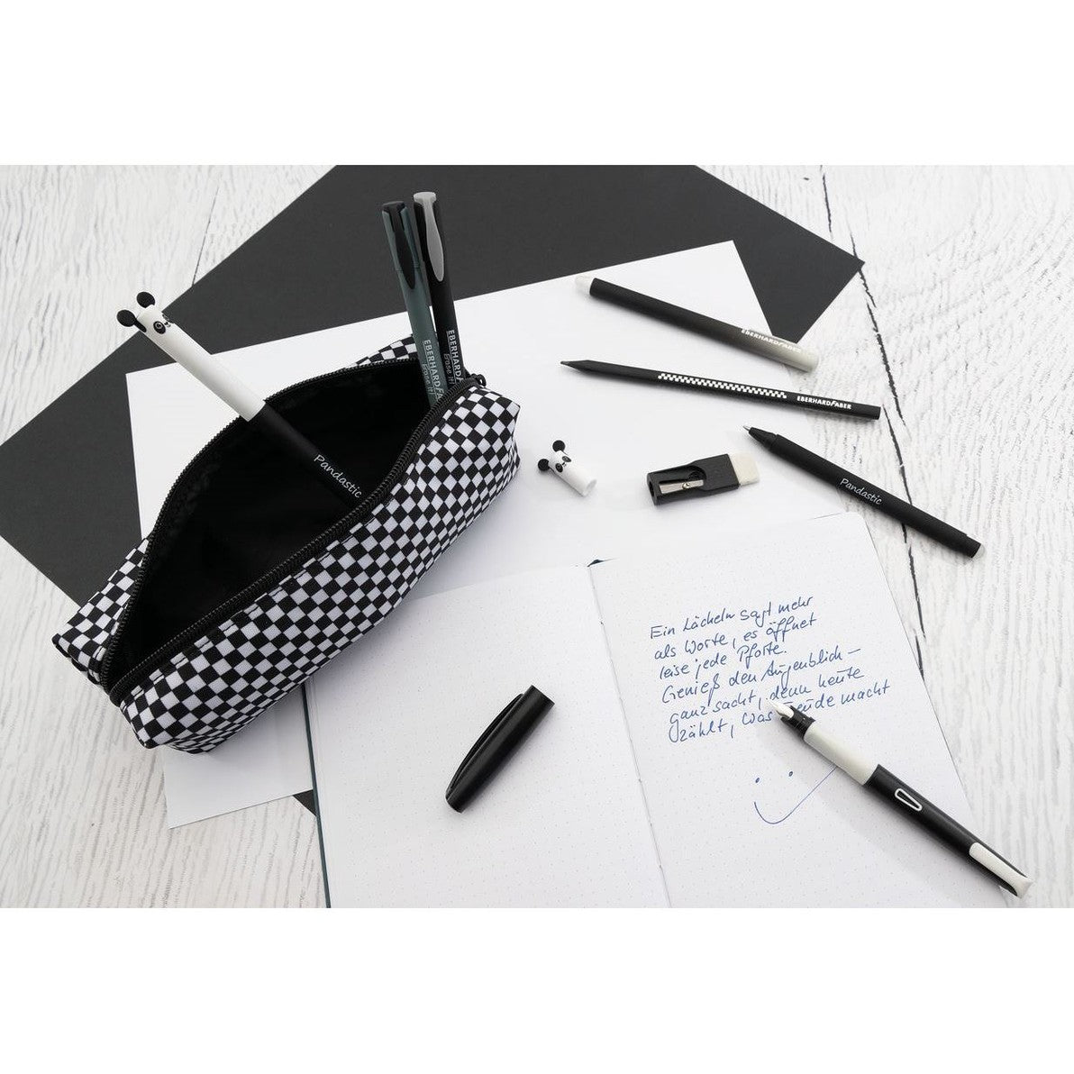 Caneta GenTrend cinzento e preto num ambiente de estudo e trabalho