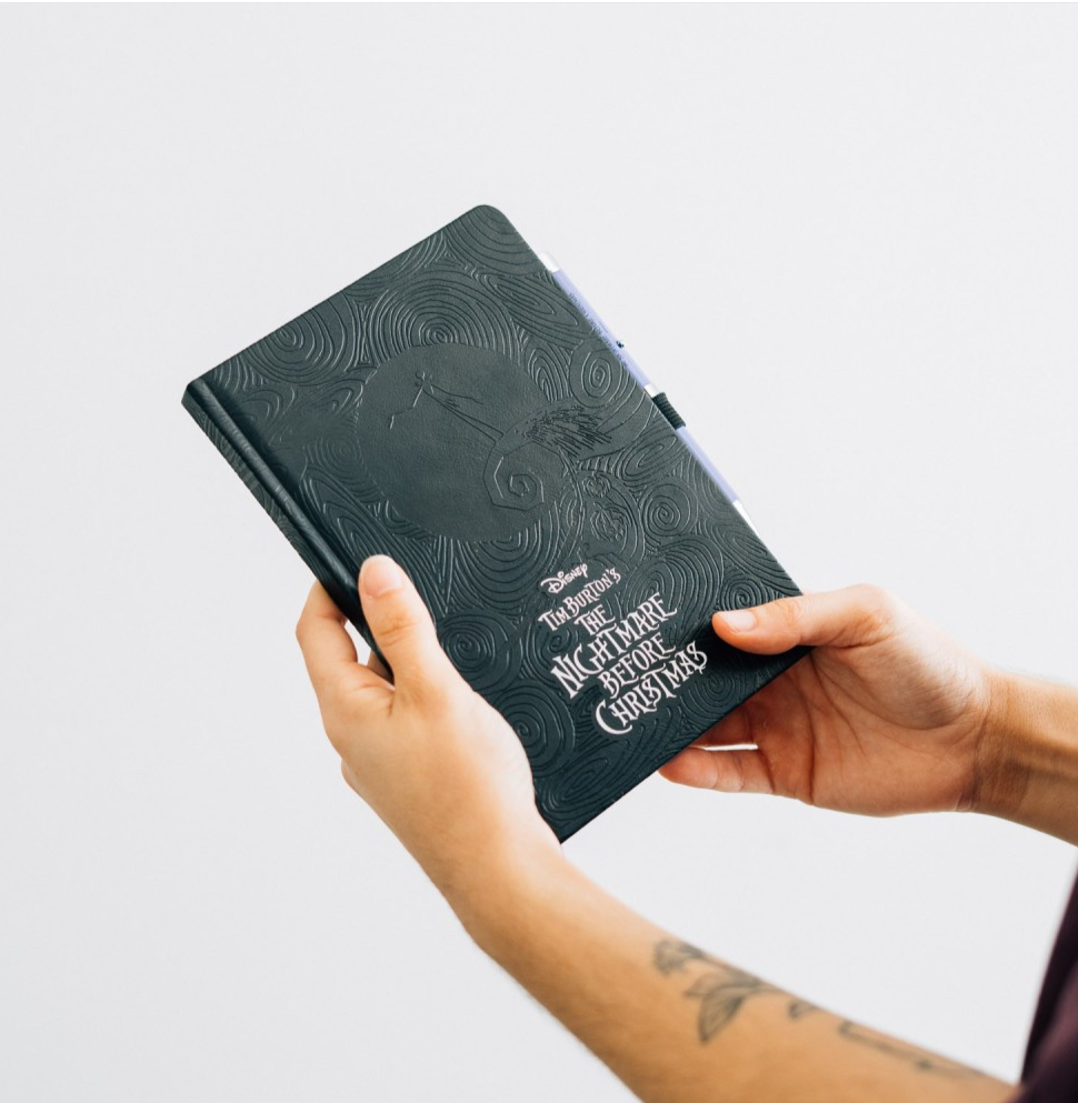 CADERNO PREMIUM A5 COM ESFEROGRÁFICA PROJECTORA O ESTRANHO MUNDO DE JACK