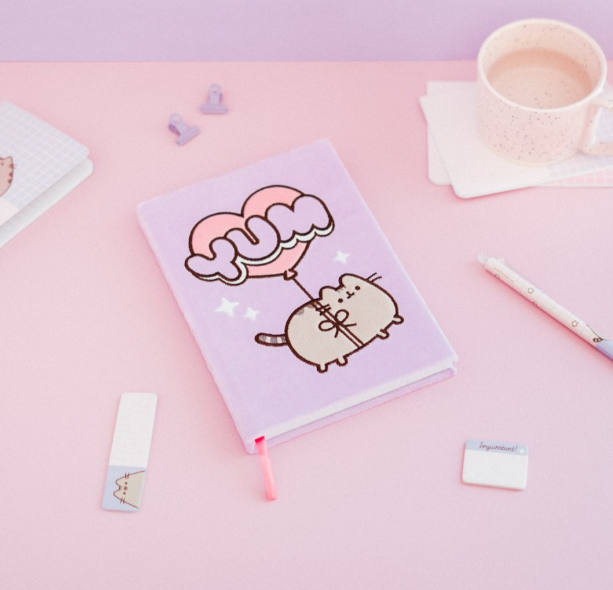 CADERNO PREMIUM A5 TAPA FELPA PUSHEEN MOMENTS