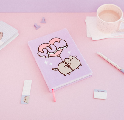 CADERNO PREMIUM A5 TAPA FELPA PUSHEEN MOMENTS