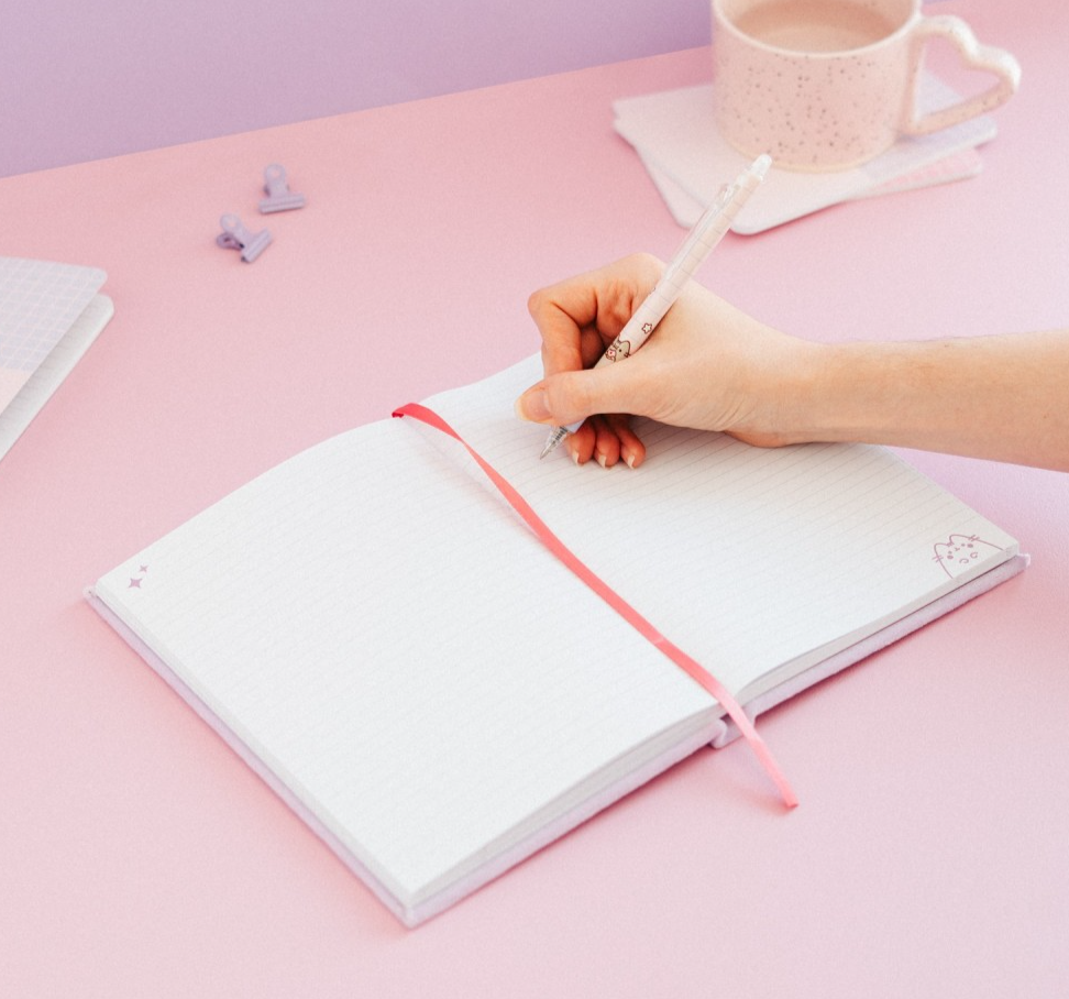 CADERNO PREMIUM A5 TAPA FELPA PUSHEEN MOMENTS