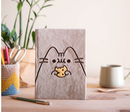 CADERNO PREMIUM A5 COM CAPA DE PELÚCIA PUSHEEN FOODIE COLLECTION