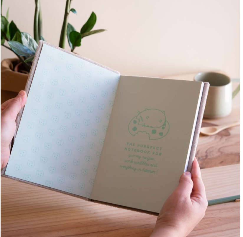 CADERNO PREMIUM A5 COM CAPA DE PELÚCIA PUSHEEN FOODIE COLLECTION