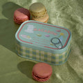 Vela Perfumada em Lata Paddywax Bistro Macaron 127 g — Âmbar e Pistácio
