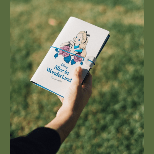 Caderno de viagem disney Alice no pais das maravilhas - Papelaria Encantada