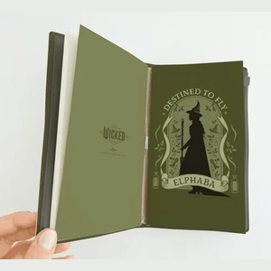 Caderno de Viagem Wicked Parte 2 Elphaba – Mistério, Magia e Criatividade ✨ - Papelaria Encantada