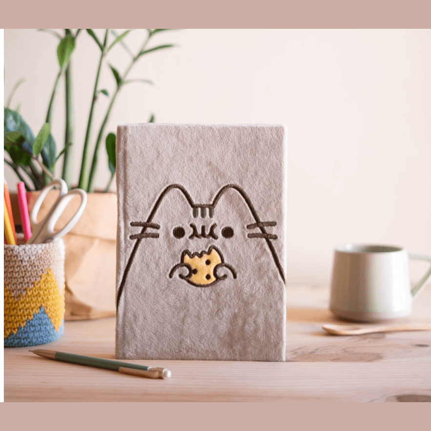 CADERNO PREMIUM A5 COM CAPA DE PELÚCIA PUSHEEN FOODIE COLLECTION - Papelaria Encantada