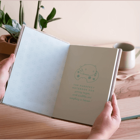 CADERNO PREMIUM A5 COM CAPA DE PELÚCIA PUSHEEN FOODIE COLLECTION - Papelaria Encantada