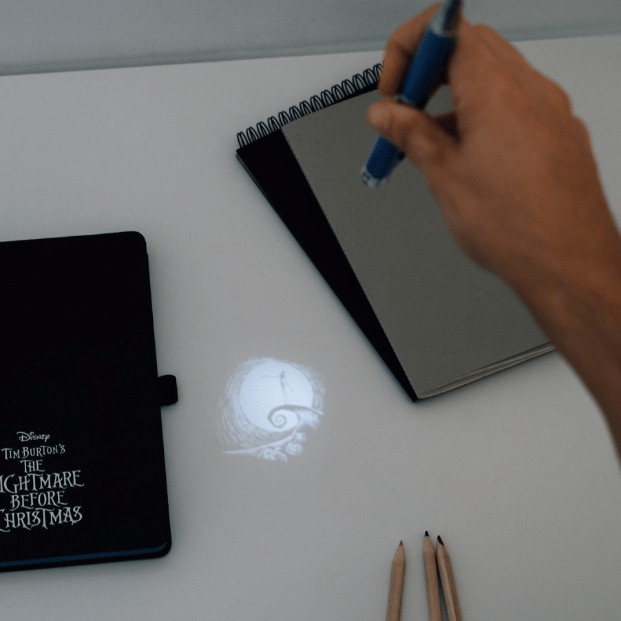 CADERNO PREMIUM A5 COM ESFEROGRÁFICA PROJECTORA O ESTRANHO MUNDO DE JACK - Papelaria Encantada