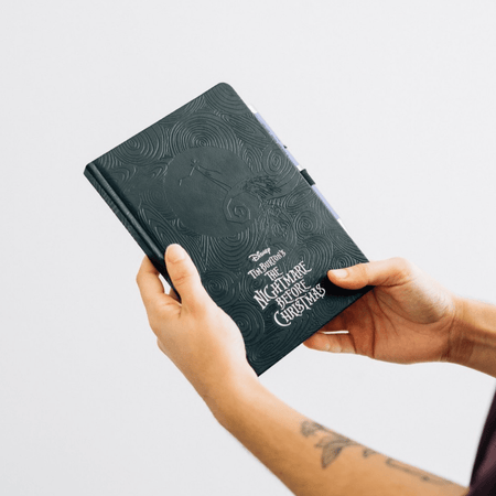 CADERNO PREMIUM A5 COM ESFEROGRÁFICA PROJECTORA O ESTRANHO MUNDO DE JACK - Papelaria Encantada