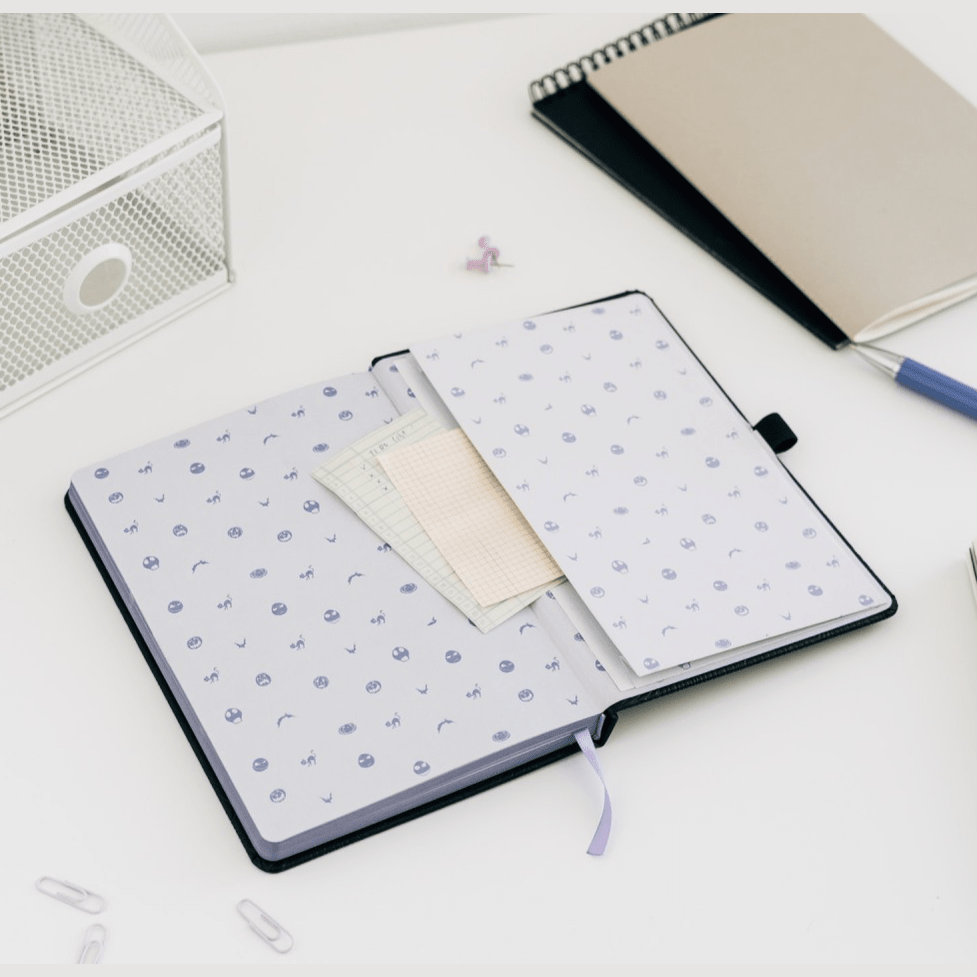 CADERNO PREMIUM A5 COM ESFEROGRÁFICA PROJECTORA O ESTRANHO MUNDO DE JACK - Papelaria Encantada