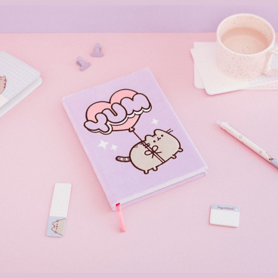 CADERNO PREMIUM A5 TAPA FELPA PUSHEEN MOMENTS - Papelaria Encantada