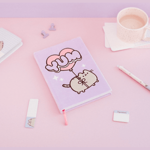 CADERNO PREMIUM A5 TAPA FELPA PUSHEEN MOMENTS - Papelaria Encantada
