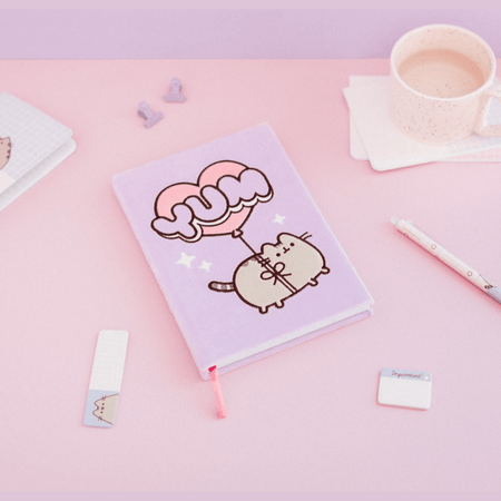 CADERNO PREMIUM A5 TAPA FELPA PUSHEEN MOMENTS - Papelaria Encantada