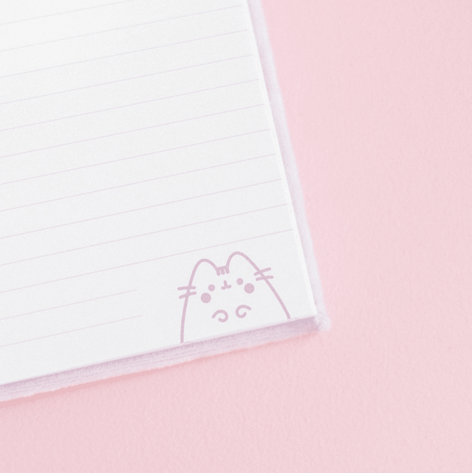 CADERNO PREMIUM A5 TAPA FELPA PUSHEEN MOMENTS - Papelaria Encantada