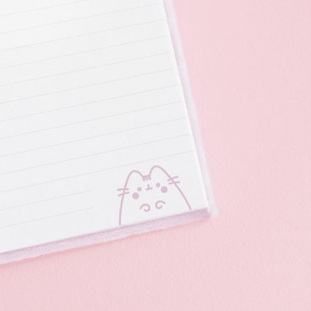 CADERNO PREMIUM A5 TAPA FELPA PUSHEEN MOMENTS - Papelaria Encantada