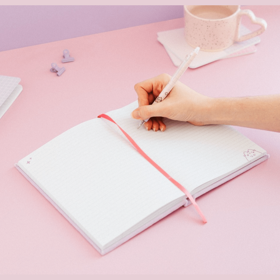 CADERNO PREMIUM A5 TAPA FELPA PUSHEEN MOMENTS - Papelaria Encantada