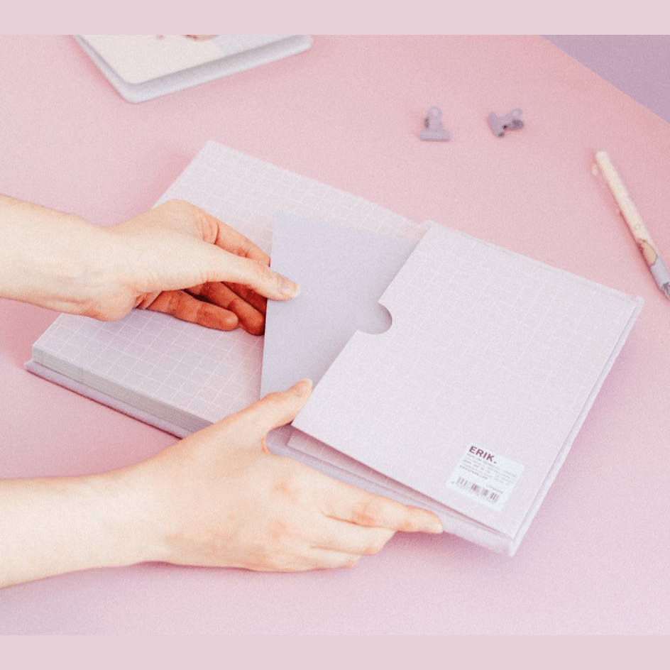 CADERNO PREMIUM A5 TAPA FELPA PUSHEEN MOMENTS - Papelaria Encantada