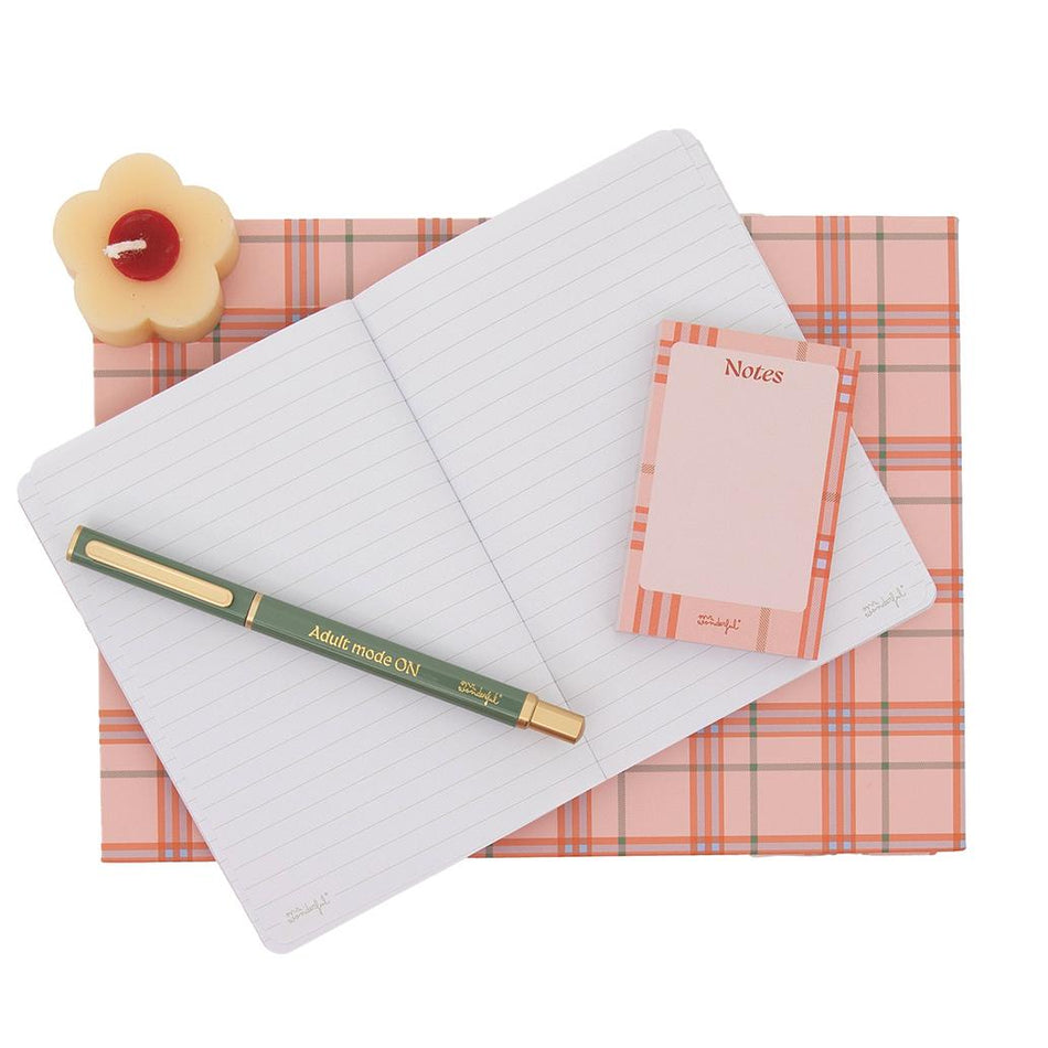 Conjunto com caderno A6 + caneta + bloco de notas + vela - C´est la vie Mr.wonderful - Papelaria Encantada