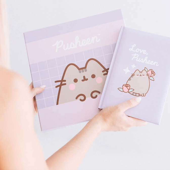 Conjunto de caderno com caneta A5 Pusheen Moments - Papelaria Encantada