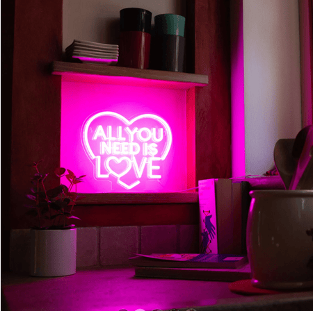 Lâmpada LED com efeito neon - Tudo que você precisa é amor - É um sinal - Papelaria Encantada