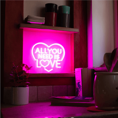 Lâmpada LED com efeito neon - Tudo que você precisa é amor - É um sinal - Papelaria Encantada