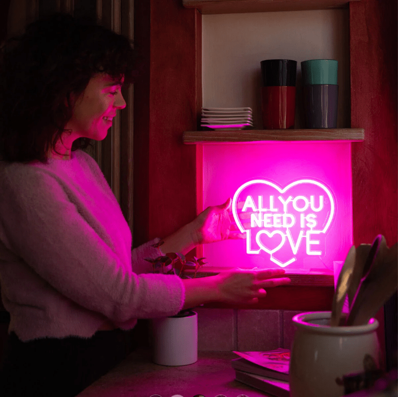 Lâmpada LED com efeito neon - Tudo que você precisa é amor - É um sinal - Papelaria Encantada