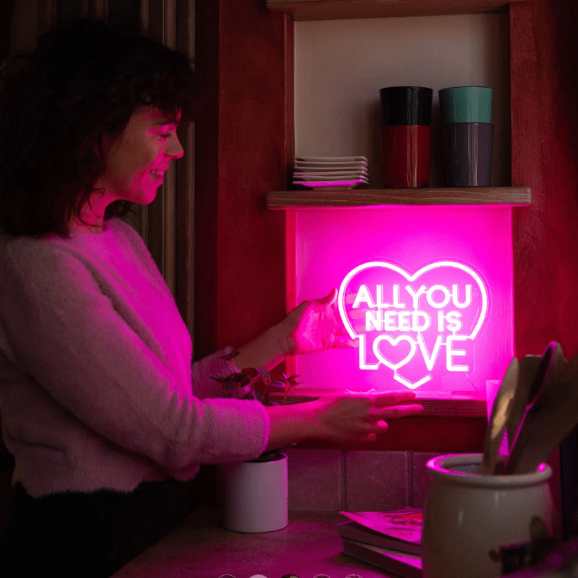 Lâmpada LED com efeito neon - Tudo que você precisa é amor - É um sinal - Papelaria Encantada